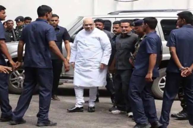 Big Lapse in SECURITY of Amit Shah during Mumbai visit, unknown person roams around Home Minister for HOURS